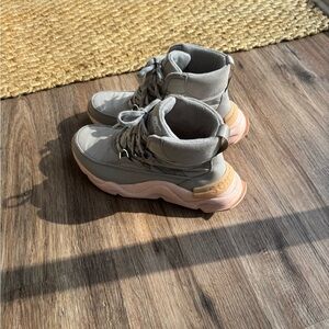 Sorel Stylish Gray and Tan Women's Sneakers bootie